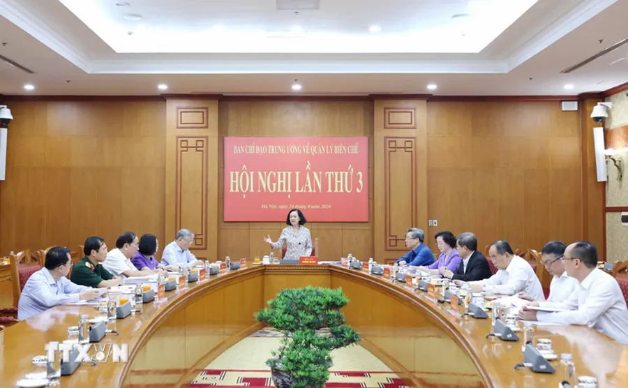 Thường trực Ban Bí thư, Trưởng Ban Tổ chức Trung ương Trương Thị Mai, Trưởng Ban Chỉ đạo Trung ương về quản lý biên chế chủ trì phiên họp thứ 3 Hội nghị Ban Chỉ đạo. Ảnh: TTXVN Thường trực Ban Bí thư: Các địa phương tham mưu Bộ Chính trị về giao, quản lý biên chế