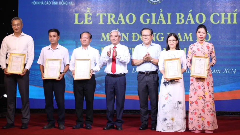 Ban tổ chức trao giải khuyến khích cho tác giả, nhóm tác giả thể loại báo in - báo điện tử. Ảnh: VH Trao giải 22 tác phẩm đoạt Giải báo chí miền Đông Nam Bộ