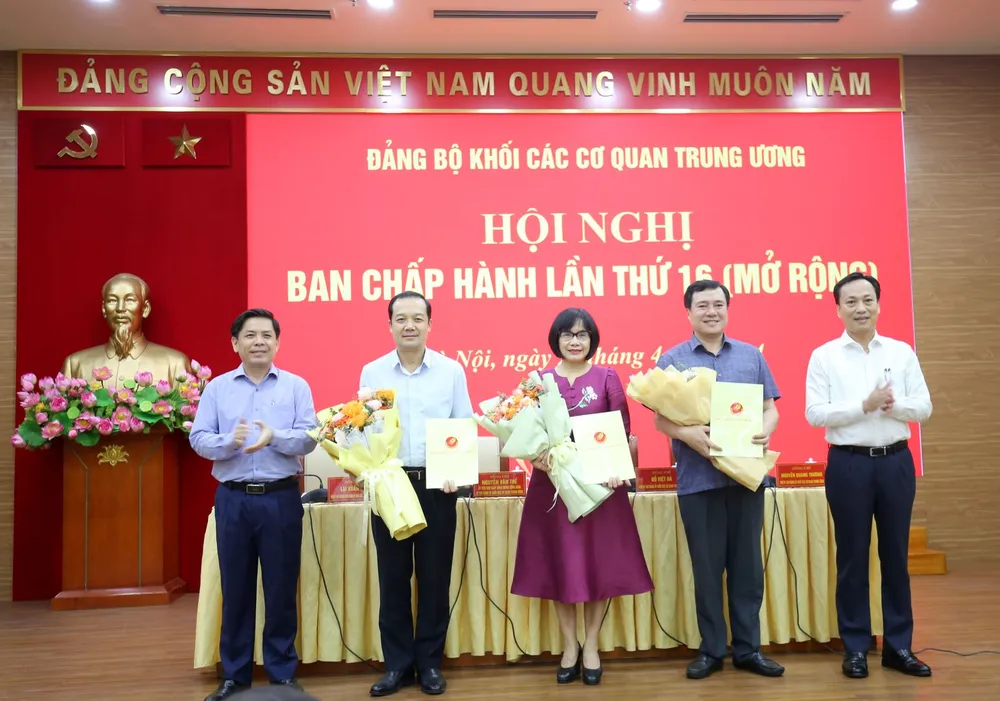 Ông Nguyễn Văn Thể, Bí thư Đảng ủy Khối trao Quyết định cho các cán bộ được chỉ định tham gia Ban Chấp hành Đảng bộ Khối. Ảnh: VGP ban-tin-nhan-su-thanh-tra-chinh-phu-dieu-dong-bo-nhiem-nhieu-vi-tri-lanh-dao-ban-bi-thu.jpeg