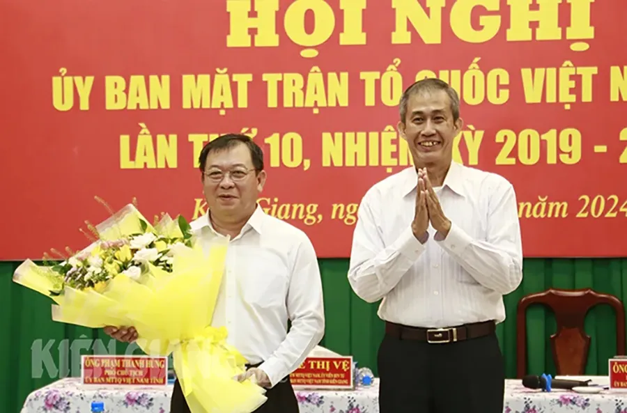 Trưởng Ban Công tác phía Nam Ủy ban Trung ương MTTQ Việt Nam Võ Văn Thiện (bên phải) tặng hoa chúc mừng đồng chí Lê Thanh Việt. Ảnh: VGP le-thanh-viet.jpeg