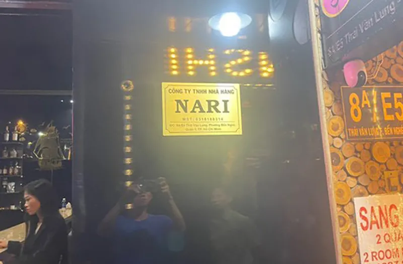 Chủ và nhân viên nhà hàng Nari ‘lột đồ quay phim’, đánh đập, ép khách thanh toán tiền