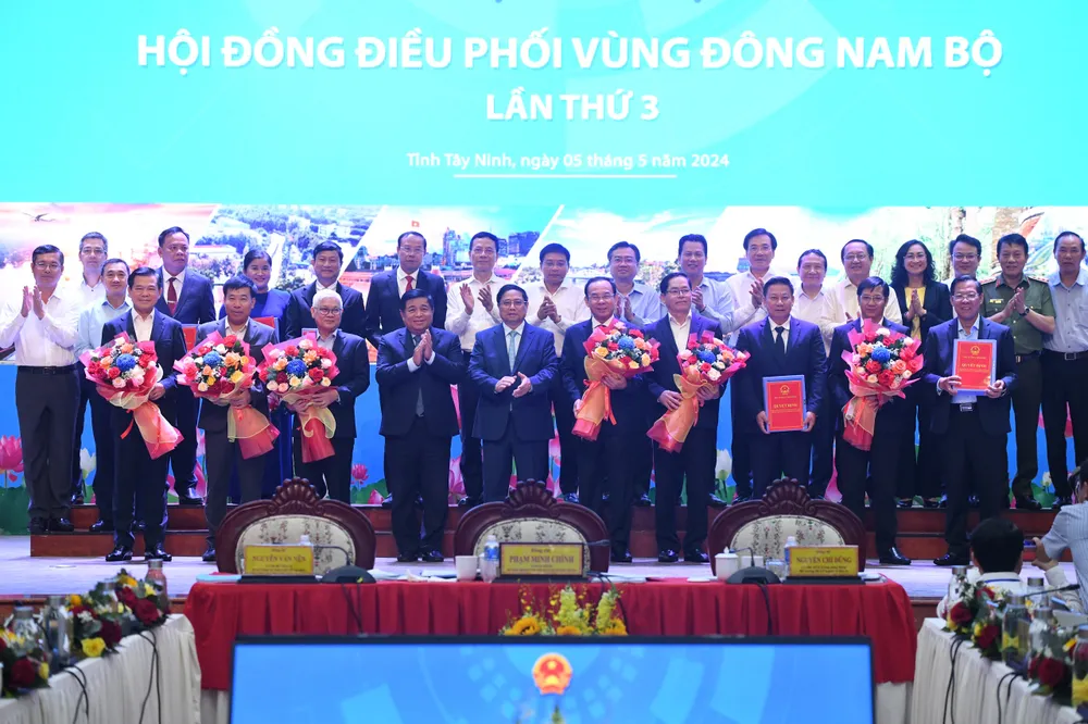 Thủ tướng Phạm Minh Chính trao Quyết định phê duyệt Quy hoạch vùng Đông Nam Bộ cho lãnh đạo các tỉnh, thành phố. Ảnh: VÕ TÙNG Thủ tướng: Dứt khoát làm bằng được dự án đường vành đai 4 ở Đông Nam Bộ