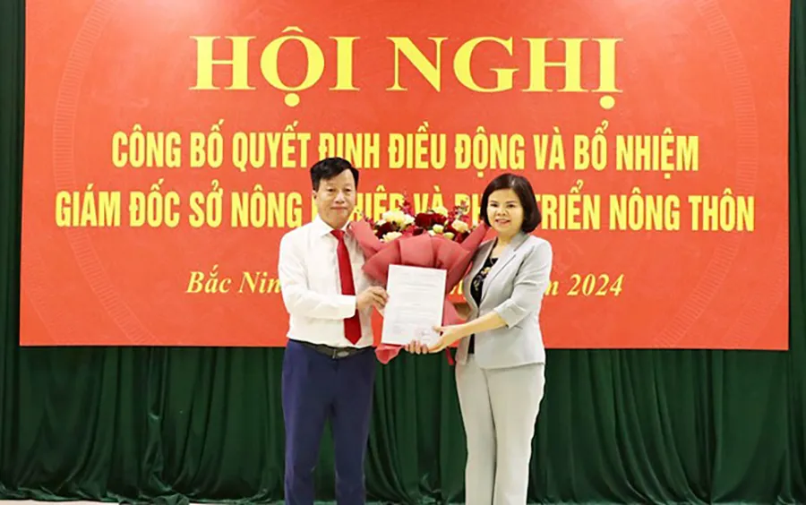Chủ tịch UBND tỉnh Bắc Ninh Nguyễn Hương Giang trao Quyết định điều động, bổ nhiệm ông Nguyễn Song Hà giữ chức Giám đốc Sở NN&PTNT. Ảnh: NDO bac-ninh-bo-nhiem-dieu-dong-nhieu-lanh-dao-chu-chot.jpeg
