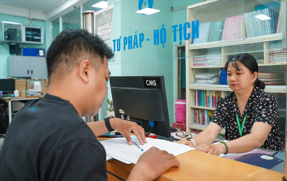 Chính phủ yêu cầu cần thực hiện luân chuyển cán bộ sợ sai, sợ trách nhiệm trong thực thi công vụ, đồng thời khuyến khích, bảo vệ cán bộ dám nghĩ, dám làm... Ảnh: THUẬN VĂN Chính phủ yêu cầu luân chuyển cán bộ sợ sai, sợ trách nhiệm trong công việc