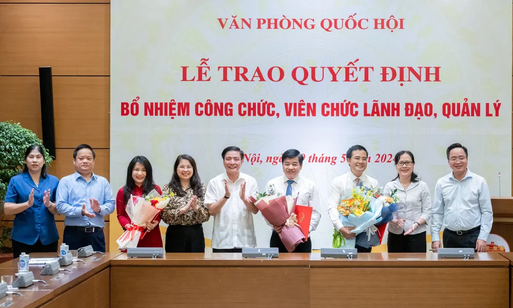 Tổng Thư ký Quốc hội, Chủ nhiệm Văn phòng Quốc hội cùng các cán bộ được bổ nhiệm. Ảnh: NDO Bản tin nhân sự: Điều động, bổ nhiệm nhiều lãnh đạo ở 5 tỉnh, thành phía Nam