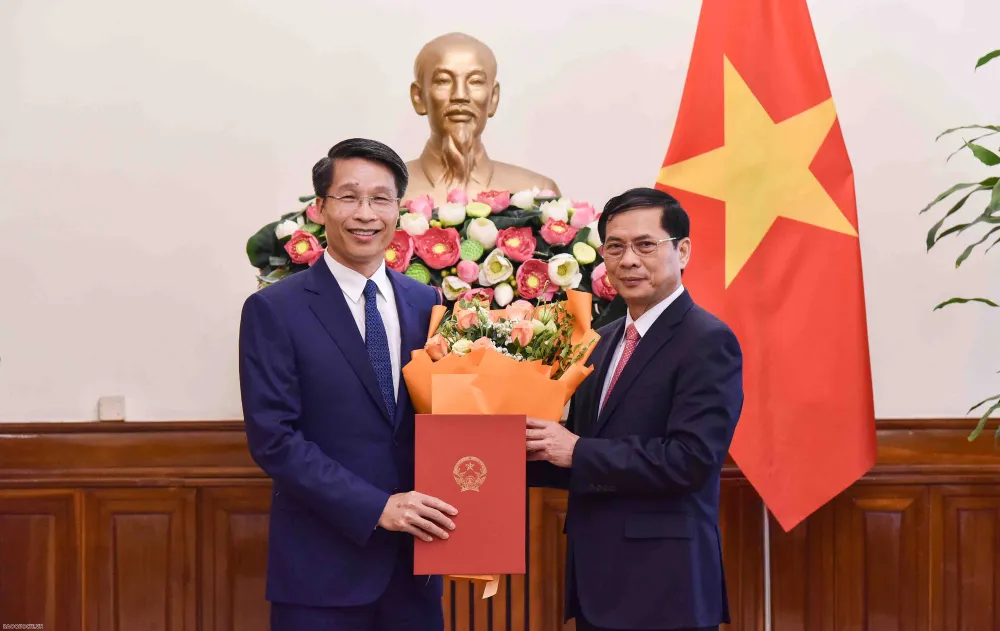 Bộ trưởng Ngoại giao Bùi Thanh Sơn trao quyết định tiếp nhận và điều động ông Phạm Bình Đàm giữ chức Vụ trưởng, Vụ Biên Phiên dịch đối ngoại. Ảnh: VGP ban-tin-nhan-su-dieu-dong-bo-nhiem-nhieu-lanh-dao-o-5-tinh-thanh-phia-nam.jpeg