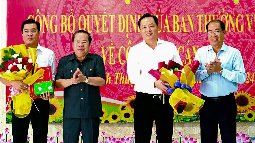 Ông Mai Văn Huỳnh (thứ hai từ trái qua), Phó Bí thư Thường trực Tỉnh ủy, Chủ tịch HĐND tỉnh Kiên giang trao hoa chúc mừng các cán bộ được điều động. Ảnh: CT chu-tich-huyen-u-minh-thuong-kien-giang-5079.jpeg