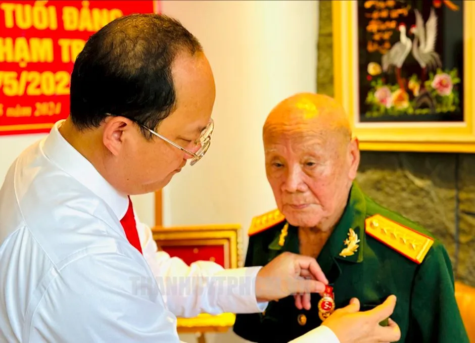 Phó Bí thư Thường trực Thành ủy TP.HCM Nguyễn Hồ Hải trao huy hiệu 75 năm tuổi Đảng cho ông Phạm Trương. Ảnh: Web Thành uỷ TP.HCM Phó Bí thư thường trực Thành ủy TP.HCM Nguyễn Hồ Hải trao huy hiệu Đảng cho đảng viên cao tuổi
