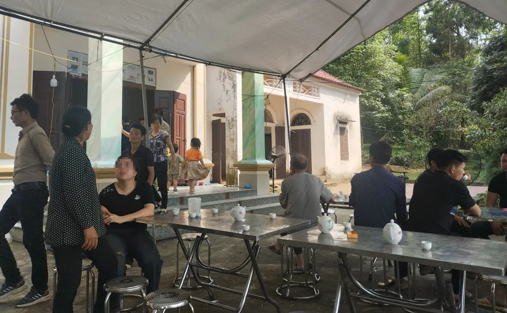 Hai gia đình cháu T và N trong vụ ba trẻ nhỏ bị tường đổ đè nằm liền kề nhau. Ảnh: PHI HÙNG Vụ ba trẻ nhỏ bị tường đổ đè tử vong: ‘Tôi và vợ chỉ biết dùng tay cào cấu đất đá trong tuyệt vọng’