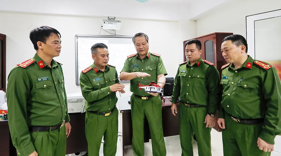Lãnh đạo Trung đoàn Không quân CAND (E32) trao đổi phương án huấn luyện bay. Ảnh: E32 cung cấp Tư lệnh Cảnh sát cơ động quyết định phương thức bay tại sân bay của Bộ Công an