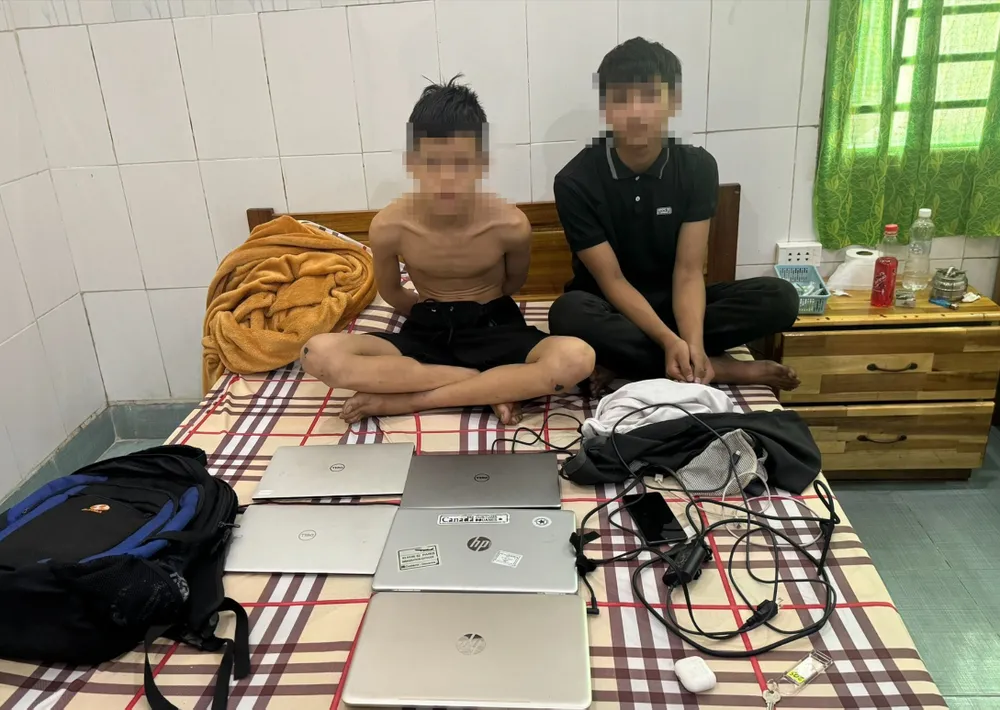 Hai thiếu niên trộm nhiều máy tính, máy ảnh ở Đà Nẵng bị bắt khi đang lẩn trốn ở Quảng Nam. Ảnh: CA 2 thiếu niên trộm hàng loạt máy tính, máy ảnh ở Đà Nẵng bị bắt ở Quảng Nam