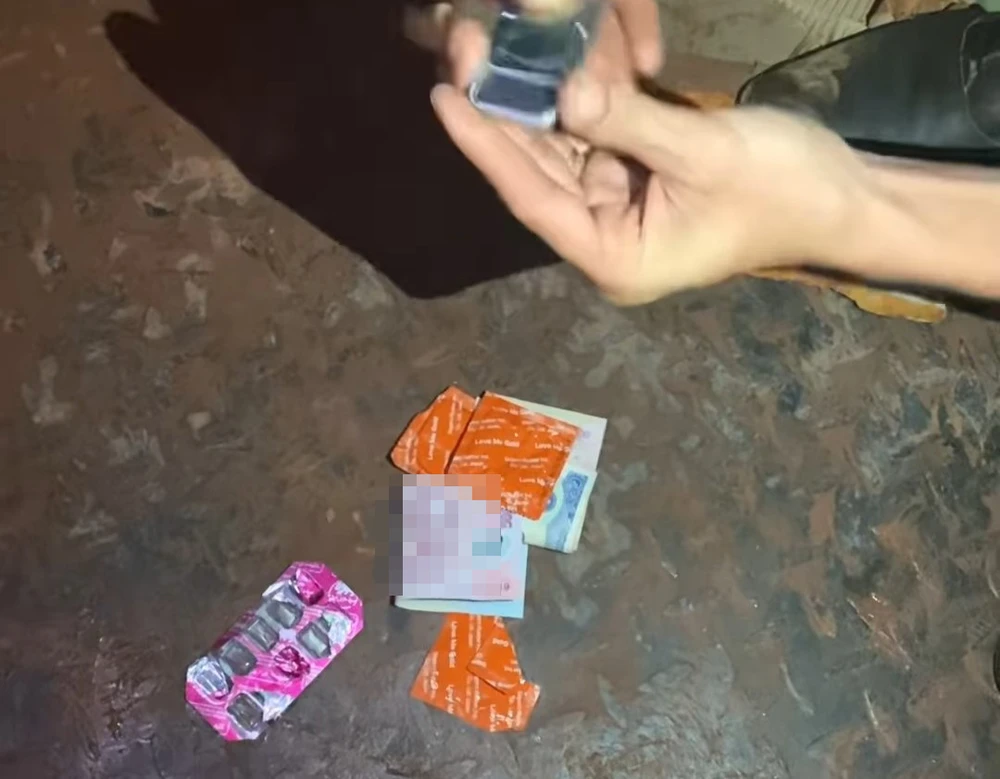 Tại hiện trường, công an thu được nhiều bao cao su đã xé vỏ. Ảnh: Cắt từ clip thong-tin-chinh-thuc-vu-1-giam-doc-tai-binh-phuoc-nghi-giao-cau-dong-tinh-voi-nam-hoc-sinh.jpg