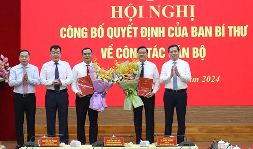 Các lãnh đạo Đảng ủy Khối chúc mừng Trưởng ban Dân vận Đảng ủy Khối Vũ Trí Thắng (thứ 2 từ phải sang) và Chánh Văn phòng Đảng ủy Khối Vũ Đức Tú được bổ sung vào Ban Thường vụ Đảng bộ Khối. Ảnh: ĐẢNG CỘNG SẢN Tin nhân sự mới: Điều động, bổ nhiệm nhiều cán bộ