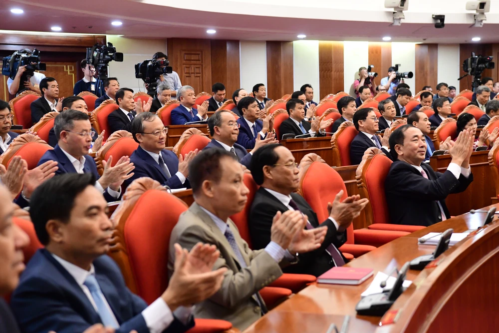 Các đại biểu tại phiên bế mạc Hội nghị 9, Trung ương khóa XIII, diễn ra vào sáng 18-5. trung-uong-thong-nhat-cao-phuong-an-kien-toan-chuc-danh-chu-tich-nuoc-chu-tich-quoc-hoi.jpg