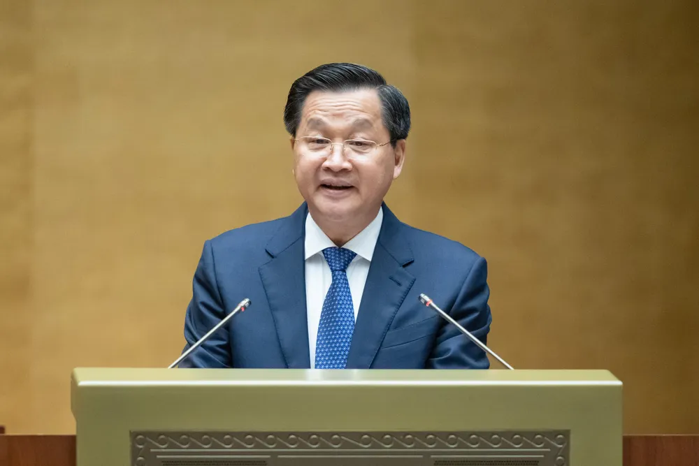 Phó Thủ tướng Lê Minh Khái trình bày báo cáo thẩm tra đánh giá bổ sung kết quả thực hiện kế hoạch phát triển kinh tế - xã hội, ngân sách nhà nước năm 2023 và những tháng đầu năm 2024. Ảnh: PHẠM THẮNG chinh-phu-nhieu-giai-phap-cho-tang-truong-kinh-te-on-dinh-xa-hoi-1.jpg