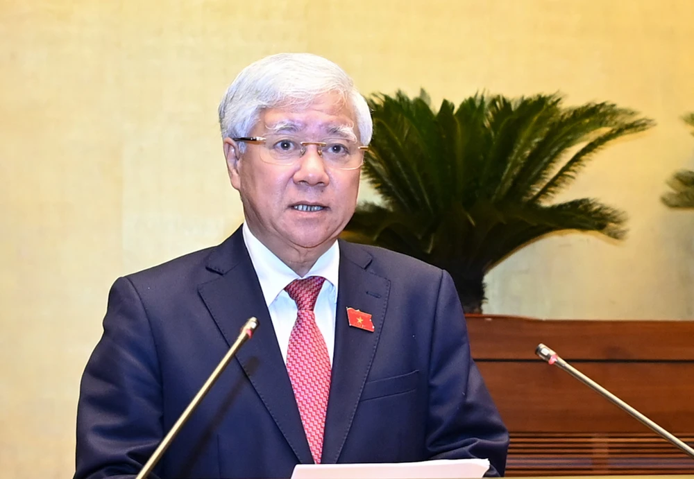 Chủ tịch Ủy ban Trung ương MTTQ Việt Nam Đỗ Văn Chiến trình bày báo cáo ý kiến, kiến nghị của cử tri. Ảnh: DUY LINH Ông Đỗ Văn Chiến: Cử tri lo lắng ‘giá các mặt hàng thiết yếu vẫn cao, trong khi tiền lương chưa tăng’