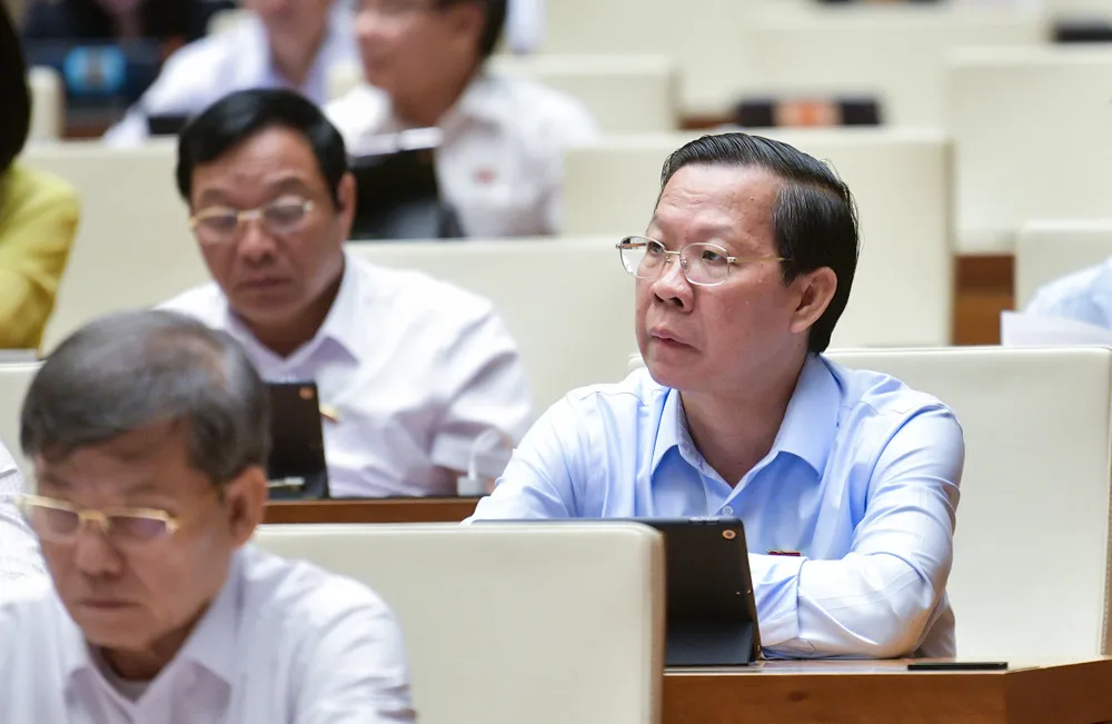 Các đại biểu tham dự phiên thảo luận về một số nội dung còn ý kiến khác nhau tại dự thảo Luật Đường bộ. Ảnh: PHẠM THẮNG Đề nghị đường cao tốc có ít nhất 4 làn đường, phải có làn dừng khẩn cấp