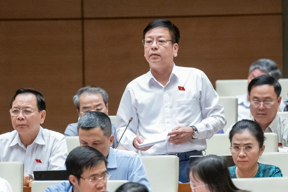 Ông Nguyễn Trường Giang (đoàn Đắk Nông), Phó Chủ nhiệm Ủy ban Pháp luật, góp ý cho dự thảo luật. Ảnh: PHẠM THẮNG 'Rất dễ xảy ra tiêu cực nếu gộp tài sản độc lập đấu giá theo lô'