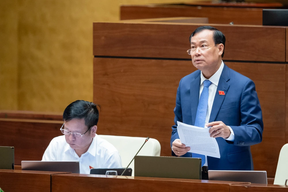 Chủ nhiệm Ủy ban Quốc phòng – An ninh Lê Tấn Tới trình bày báo cáo giải trình, tiếp thu, chỉnh lý dự thảo Luật Trật tự, an toàn giao thông đường bộ. Ảnh: PHẠM THẮNG Rà soát, bổ sung thẩm quyền cho CSGT trong xử lý xe quá tải, quá khổ