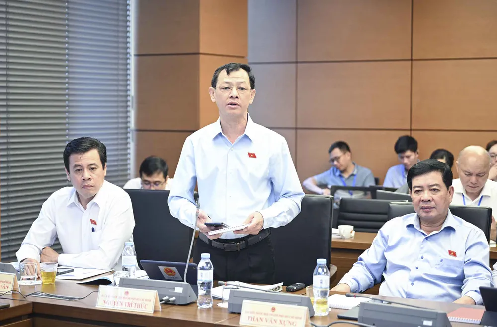 Đại biểu Nguyễn Tri Thức nêu thực tế về các chính sách đãi ngộ cho nhân viên y tế. Ảnh: QH ĐB Nguyễn Tri Thức: 1 ca ghép thận kéo dài 7-8 tiếng nhưng kỹ thuật viên chính chỉ nhận được 280.000 đồng