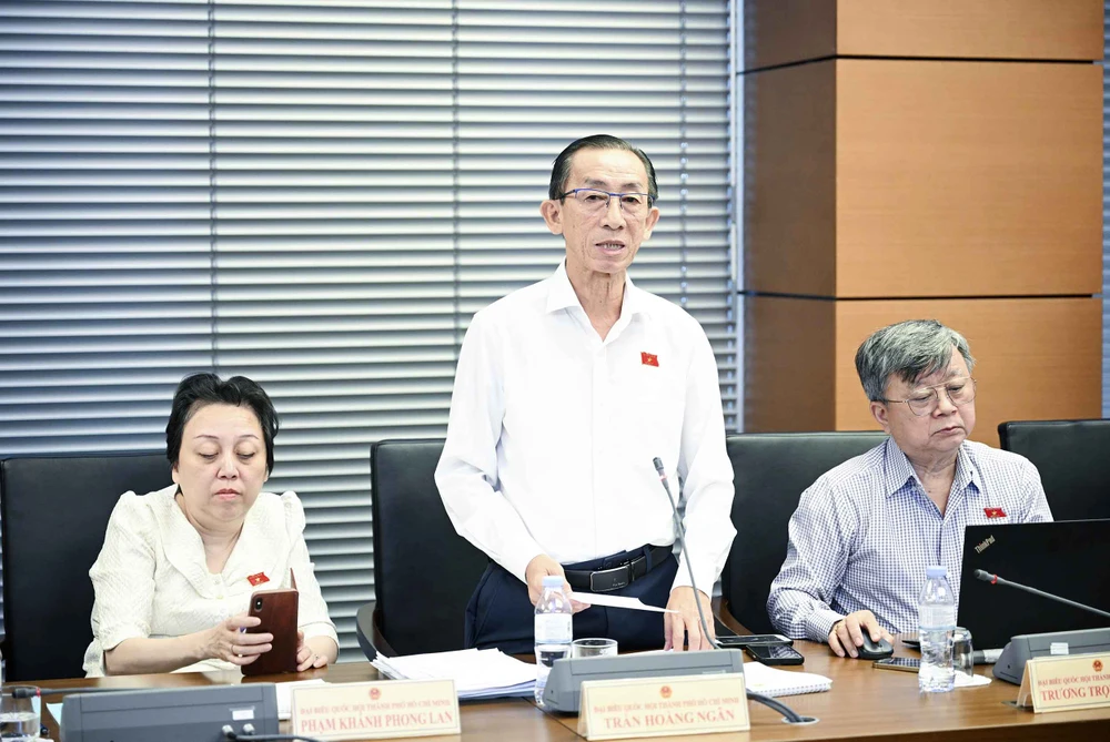 Đại biểu Trần Hoàng Ngân phát biểu tại phiên thảo luận tổ. ĐB Trần Hoàng Ngân: Nhiều dự án dở dang, nhiều công trình cứ nằm đó trơ trọi nhiều năm không thể hoàn thành