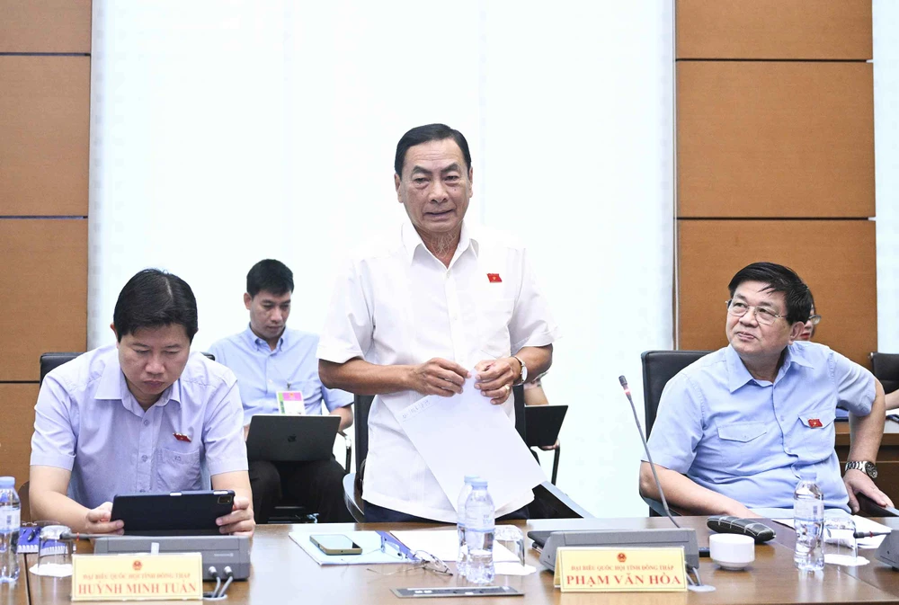 Đại biểu Quốc hội Phạm Văn Hòa (đoàn Đồng Tháp) nêu ý kiến tại phiên thảo luận tổ sáng 23-5. Ảnh: QH p5-pham-van-hoa-dong-thap.jpeg