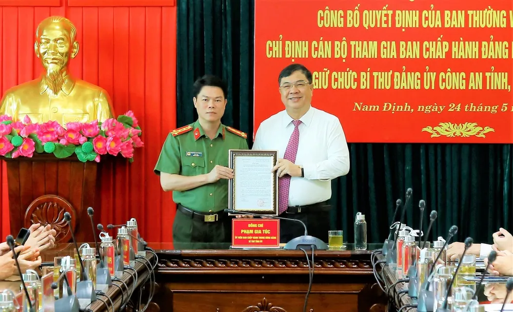 Ông Phạm Gia Túc, Bí thư Tỉnh ủy Nam Định trao Quyết định của Ban Thường vụ Tỉnh ủy cho Đại tá Nguyễn Hữu Mạnh, Giám đốc Công an tỉnh. Ảnh: VGP phát cong-an-nam-dinh.jpeg