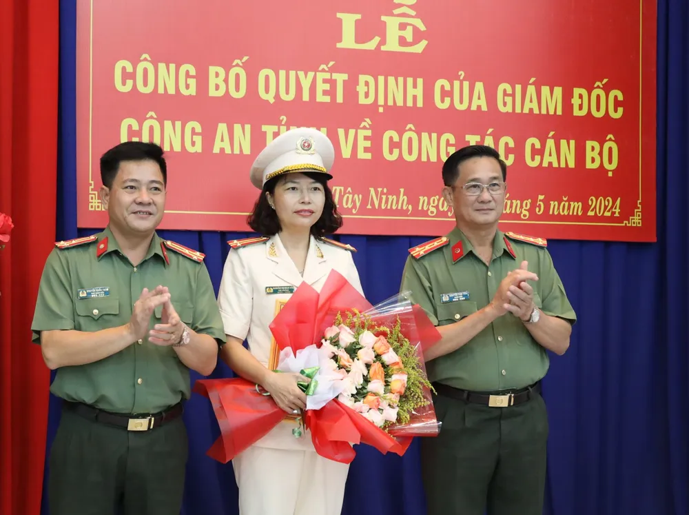 Đại tá Nguyễn Văn Trãi (phải), Giám đốc Công an tỉnh và Thượng tá Nguyễn Quốc Toàn,Phó Giám đốc Công an tỉnh trao quyết định bổ nhiệm và tặng hoa chúc mừng Trung tá Nguyễn Thị Ngọc Yến. Ảnh: VGP ngoc-yen-cong-an-tay-ninh.jpeg