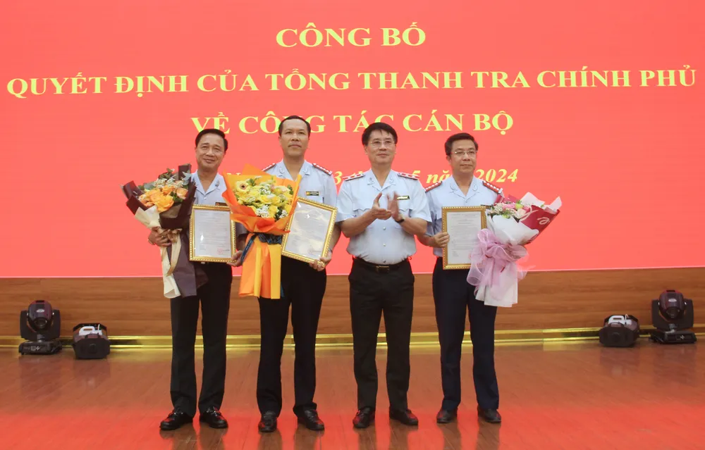 Phó Tổng Thanh tra Chính phủ Lê Sỹ Bảy chúc mừng các cán bộ được bổ nhiệm giữ chức Phó Cục trưởng Cục IV, Phó Cục trưởng Cục II, Thanh tra Chính phủ. Ảnh: THANH TRA CHÍNH PHỦ nhan-su-thanh-tra-chinh-phu.jpg