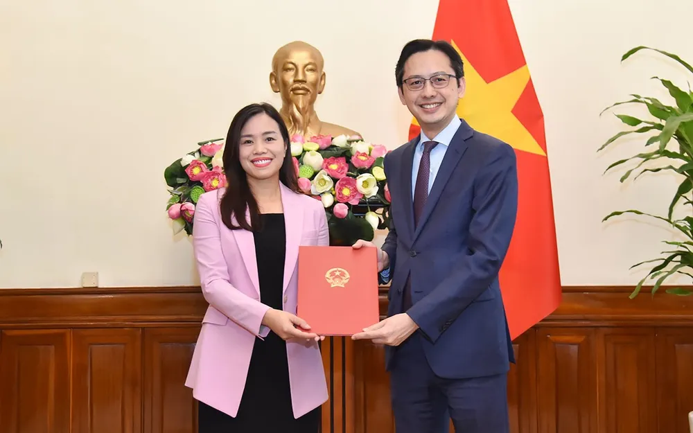 Thứ trưởng Ngoại giao Đỗ Hùng Việt trao quyết định tiếp nhận và điều động, bà Lê Thị Minh Thoa. Ảnh: BỘ NGOẠI GIAO Tin nhân sự mới: Bầu, bổ nhiệm hàng loạt nhân sự quan trọng ở trung ương, bộ, ngành-le-thi-minh-thoa.jpeg