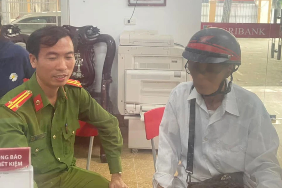 Nhân viên ngân hàng và cán bộ công an đã giúp khách hàng không bị lừa đảo 100 triệu đồng. Nhân viên ngân hàng báo công an khi khách hàng 'không nghe lời khuyên'