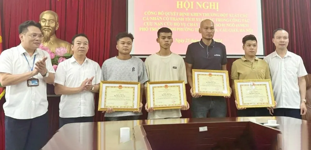 Theo thứ tự từ trái qua là các anh Hoàng Anh Tuấn, Đồng Văn Tuấn, Phạm Quốc Luật và Nguyễn Kim Long. Ảnh: CTV Thủ tướng gửi thư khen 4 ‘người hùng’ trong vụ cháy ở Hà Nội