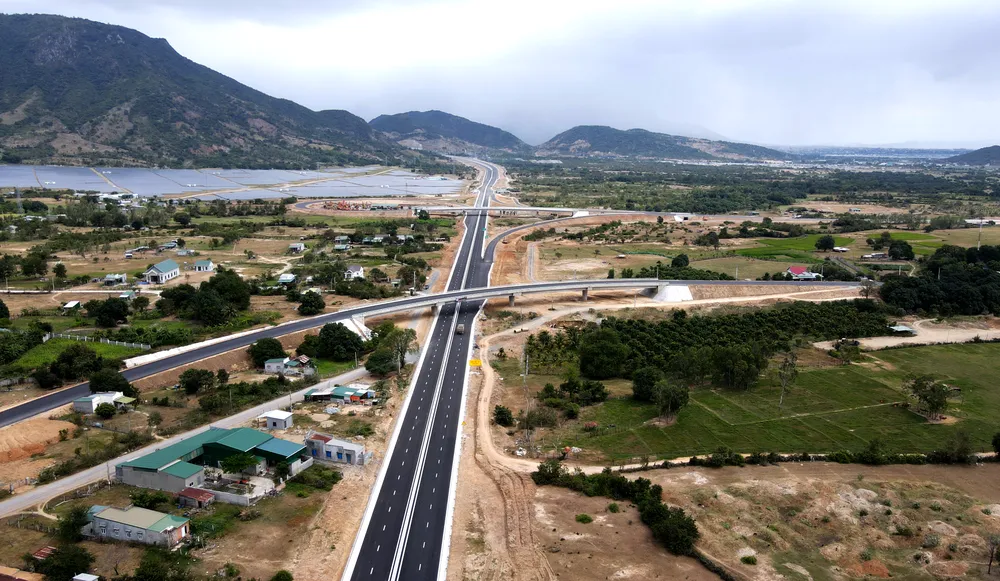 Nghị quyết 43 đã tạo điều kiện để phát triển hạ tầng giao thông trên cả nước. Trong ảnh: Tuyến cao tốc Nha Trang - Cam Lâm đã được khánh thành vào tháng 6-2023. Ảnh: HUỲNH HẢI Bộ trưởng Bộ KH&ĐT Nguyễn Chí Dũng: Không phân cấp, phân quyền triệt để sẽ mất rất nhiều cơ hội