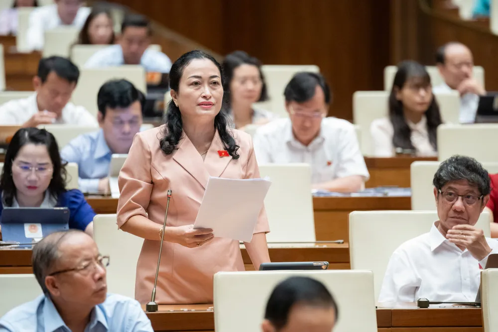 Đại biểu Trần Thị Hoa Ry (đoàn Bạc Liêu). Ảnh: PHẠM THẮNG Đại biểu đề xuất thông qua Luật Bảo hiểm xã hội sửa đổi sau khi cải cách tiền lương