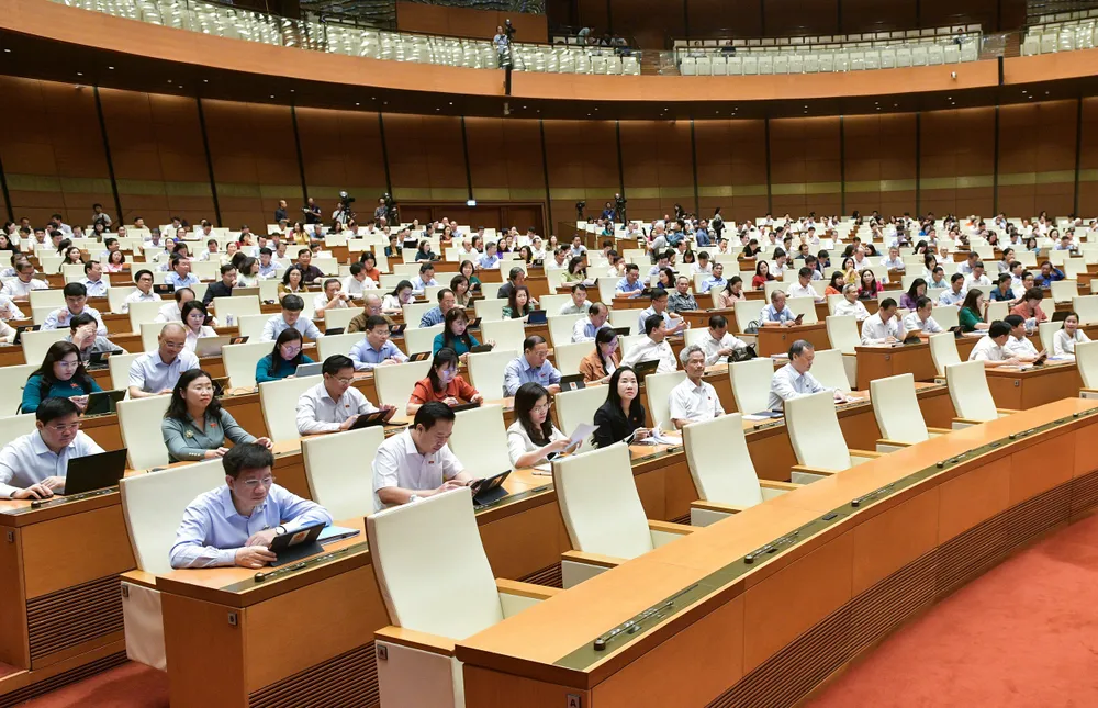 Các đại biểu tham dự tại phiên thảo luận. Ảnh: PHẠM THẮNG quoc-hoi-ban-ve-viec-thay-the-muc-luong-co-so-bang-muc-tham-chieu-2.jpeg