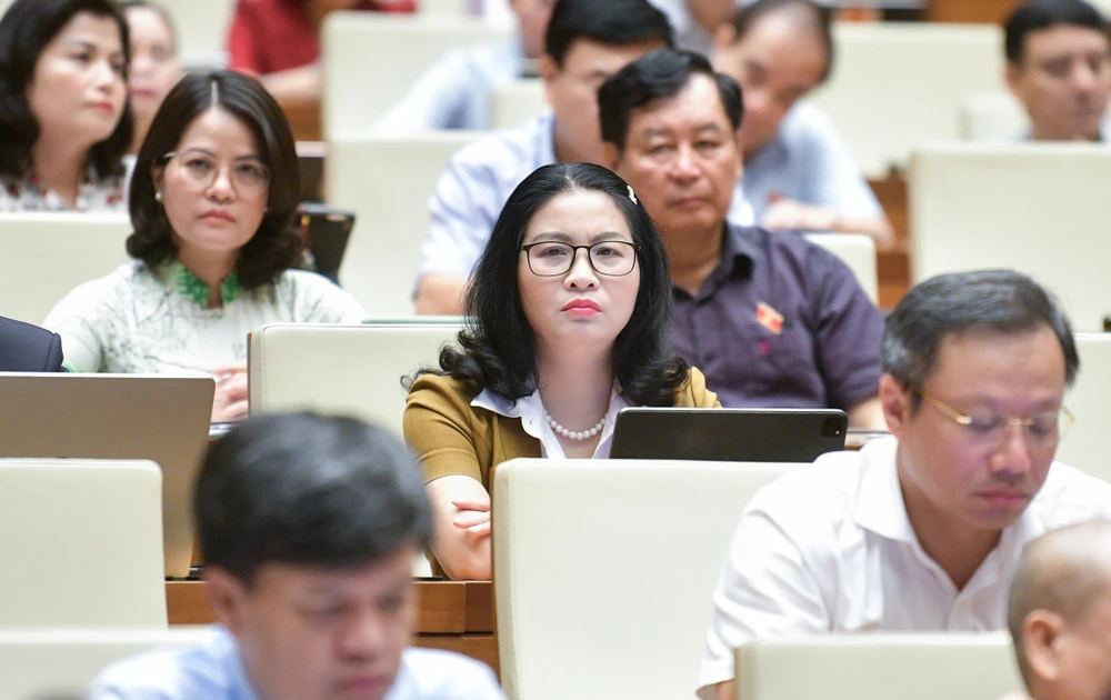Các đại biểu tham dự phiên thảo luận. Ảnh: PHẠM THẮNG cac-dai-bieu-quoc-hoi-hien-ke-de-han-che-viec-rut-bao-hiem-xa-hoi.jpg