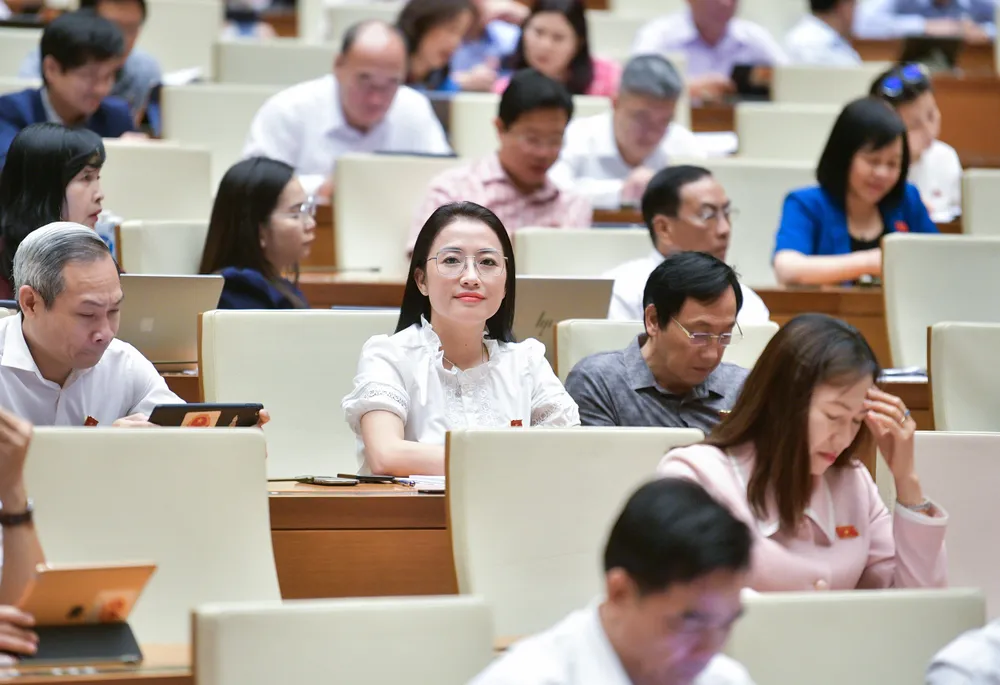 Các đại biểu tại phiên thảo luận sáng 28-5. Ảnh: PHẠM THẮNG Nhiều ý kiến xung quanh 2 phương án ghi âm, ghi hình tại phiên tòa