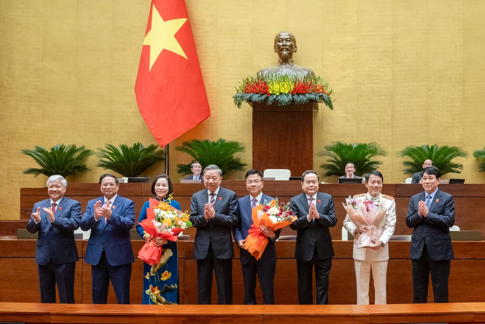 Lãnh đạo Đảng, Nhà nước, Chính phủ, Quốc hội tặng hoa chúc mừng tân Phó Chủ tịch Quốc hội Nguyễn Thị Thanh, tân Phó Thủ tướng Lê Thành Long và tân Bộ trưởng Bộ Công an Lương Tam Quang. Ảnh: QH Quốc hội kiện toàn nhiều vị trí nhân sự cấp cao