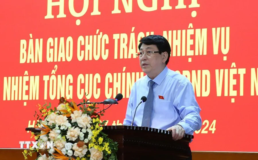 Đại tướng Lương Cường, Thường trực Ban Bí thư phát biểu tại lễ bàn giao. Ảnh: TTXVN dai-tuong-luong-cuong-ban-giao-chuc-trach-nhiem-vu-chu-nhiem-tong-cuc-chinh-tri.jpg
