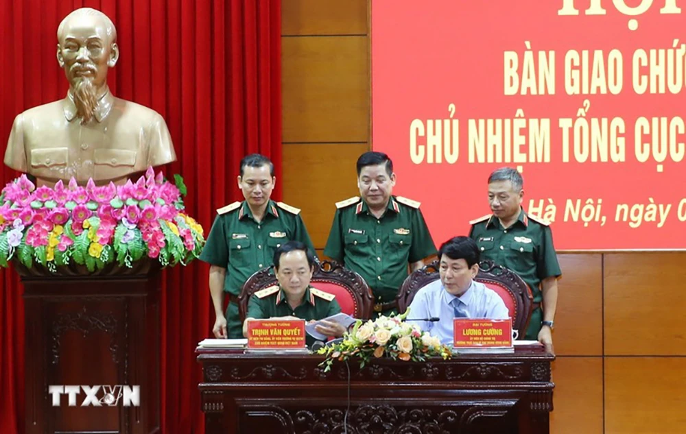 Đại tướng Lương Cường và Thượng tướng Trịnh Văn Quyết ký Biên bản bàn giao. Ảnh: TTXVN Đại tướng Lương Cường bàn giao chức trách, nhiệm vụ Chủ nhiệm Tổng cục Chính trị