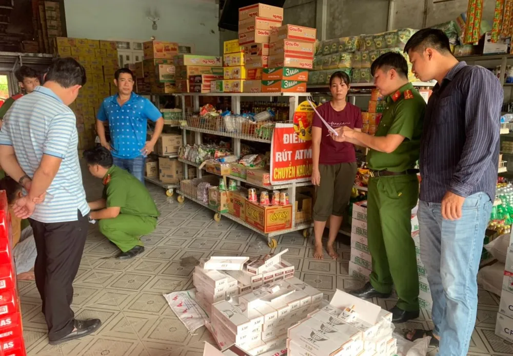 Lực lượng công an bắt quả tang hàng cấm tại quán tạp hóa. Ảnh: CACC Thuốc lá điếu ngoại Bình Dương: Người đàn ông vận chuyển hàng cấm bị bắt