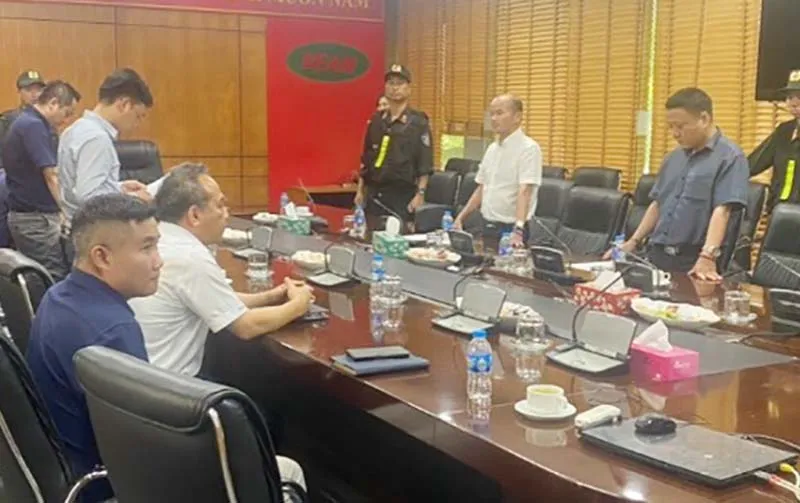 Công an đọc Lệnh bắt tạm giam Tổng Giám đốc Tổng VEAM Phan Phạm Hà. Ảnh: CA Lý do Tổng Giám đốc VEAM Phan Phạm Hà bị bắt