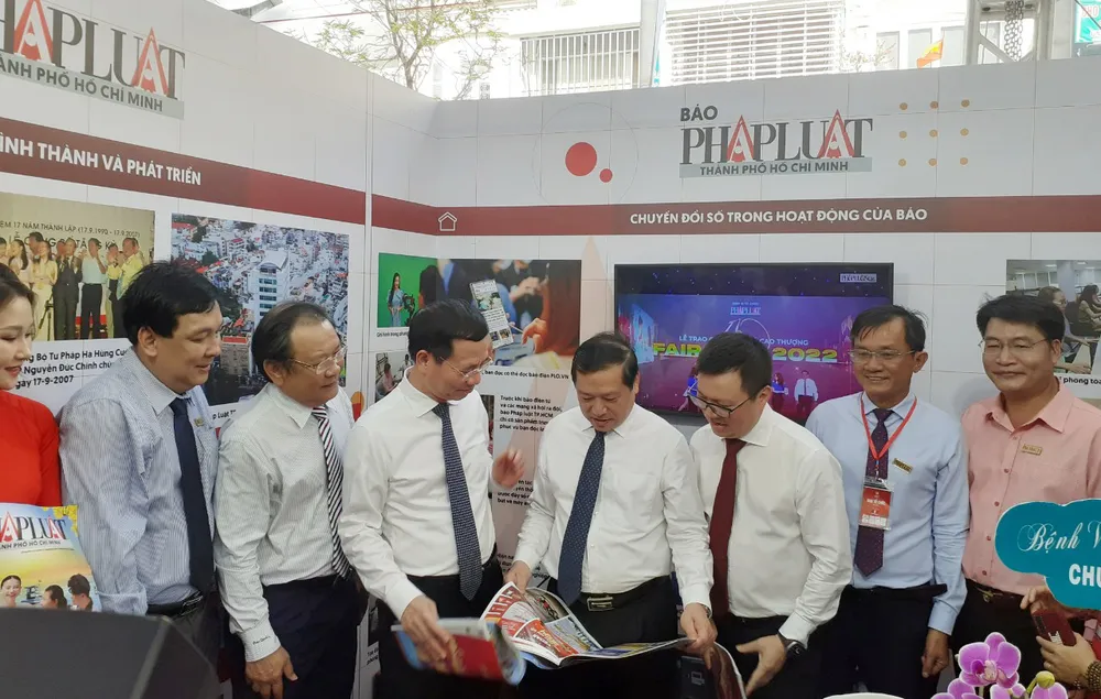 Lãnh đạo Bộ TT&TT, Hội Nhà báo Việt Nam tham quan gian trưng bày của báo Pháp Luật TP.HCM tại Hội báo toàn quốc năm 2024. Ảnh: T.TÂM hoi-bao-toan-quoc-2024-3-kinh-te-bao-chi.jpg