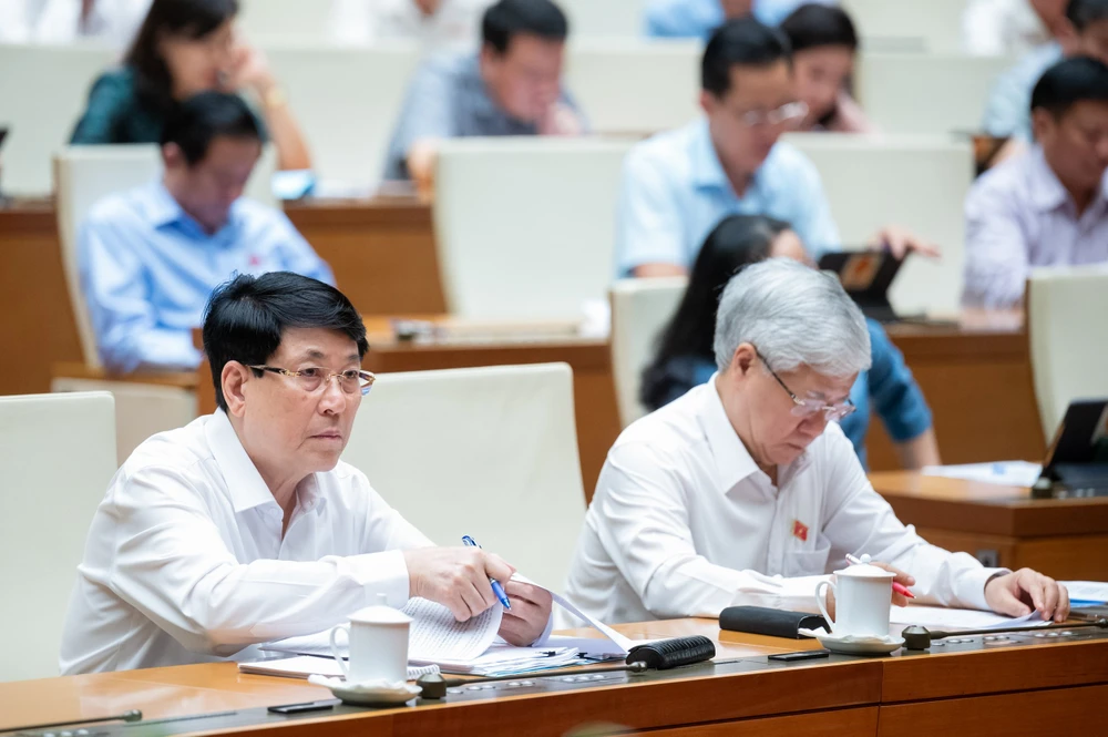 Các đại biểu tại phiên họp. Ảnh: PHẠM THẮNG de-xuat-thu-thue-gia-tri-gia-tang-tat-ca-hang-hoa-nhap-khau-qua-san-shopee-lazada-tiki-tiktok-1.jpg