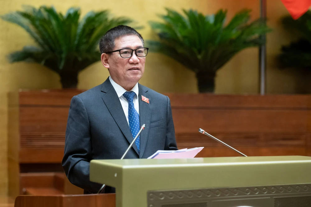 Bộ trưởng Bộ Tài chính Hồ Đức Phớc thừa ủy quyền của Thủ tướng trình bày trước Quốc hội về dự án Luật Thuế giá trị gia tăng sửa đổi. Ảnh: PHẠM THẮNG Đề xuất thu thuế giá trị gia tăng tất cả hàng hóa nhập khẩu qua sàn Shopee, Lazada, Tiki, TikTok...