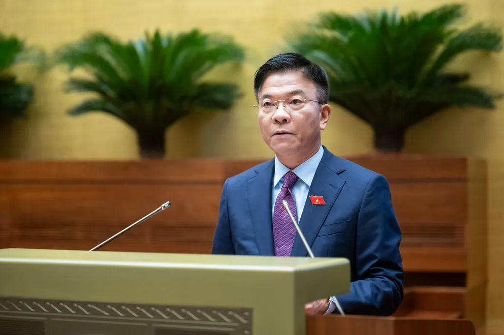 Phó Thủ tướng kiêm Bộ trưởng Bộ Tư pháp Lê Thành Long trình bày tờ trình về dự án Luật Công chứng (sửa đổi). Ảnh: PHẠM THẮNG Phó Thủ tướng Lê Thành Long: ‘Độ tuổi hành nghề của công chứng viên đến 70 tuổi’