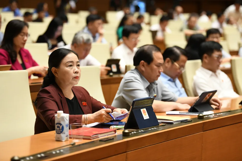 Các đại biểu tại phiên họp chiều 18-6. Ảnh: QH bo-truong-y-te-dao-hong-lan-de-xuat-cam-ban-thuoc-qua-mang-xa-hoi-luat-duoc-1.jpg