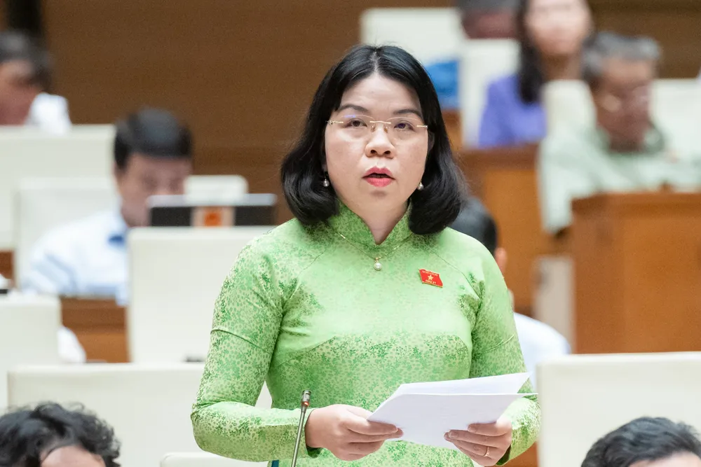 Đại biểu Nguyễn Thị Ngọc Xuân (đoàn Bình Dương) tại phiên thảo luận chiều 21-6. Ảnh: PHẠM THẮNG db-nguyen-thi-ngoc-xuan-luat-dat-dai.jpg