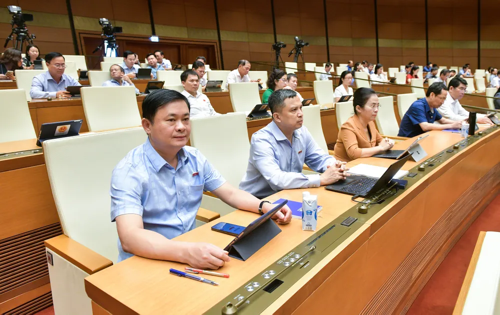 Các đại biểu tại phiên thảo luận ngày 21-6. Ảnh: PHẠM THẮNG luat-tu-phap-nguoi-chua-thanh-nien.jpg