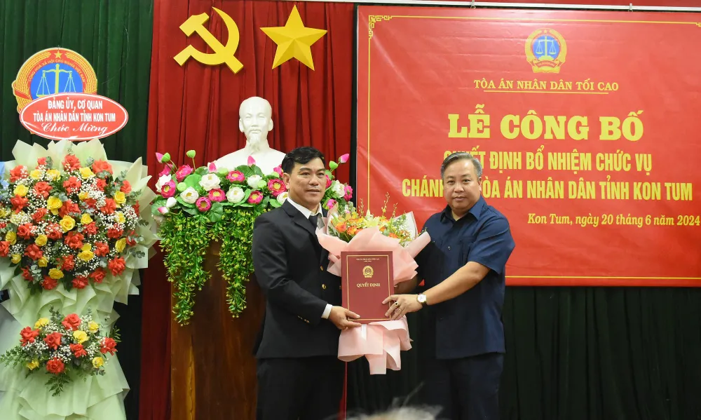 Ông Hà Viết Toàn, Thẩm phán Trung cấp, Phó Chánh án TAND tỉnh Gia Lai, được bổ nhiệm giữ chức Chánh án TAND tỉnh Kon Tum. Ảnh: VGP chanh-an-toa-kon-tum.jpg